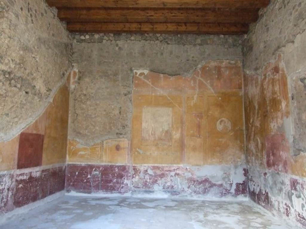 V.1.26 Pompeii. March 2009. Room o, looking north from portico of peristyle. 
In this room was a painting of Theseus abandoning Ariadne (now in Naples Museum).
Still faintly visible on the walls are a painting of Paris judging the beauty of the three goddesses and a number of portrait medallions and masks.
The room has a mosaic floor with a centre panel of square marble tiles.

