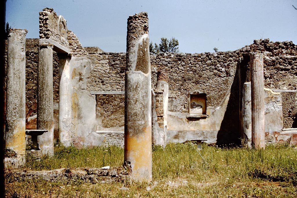 V.1.26 Pompeii. 1959. 
Room l, looking east across peristyle towards window to room s, room r, and window to room t. Photo by Stanley A. Jashemski.
Source: The Wilhelmina and Stanley A. Jashemski archive in the University of Maryland Library, Special Collections (See collection page) and made available under the Creative Commons Attribution-Non-Commercial License v.4. See Licence and use details.
J59f0439

