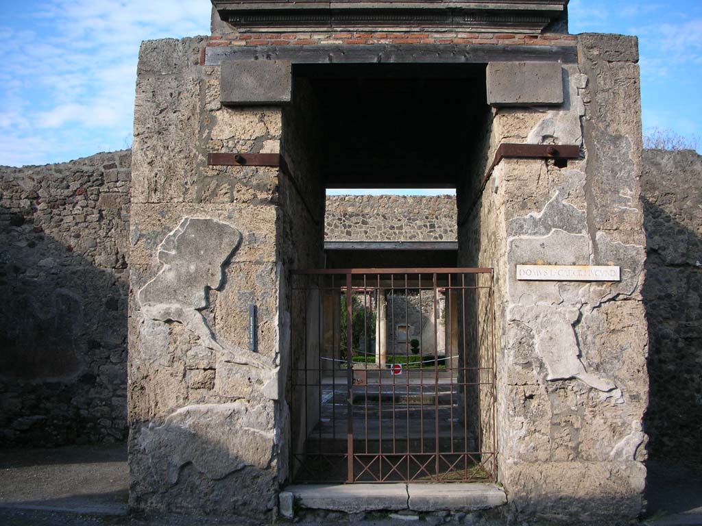 V.1.26 Pompeii. May 2010. Looking towards entrance doorway with remains of stucco. Photo courtesy of Ivo van der Graaff.