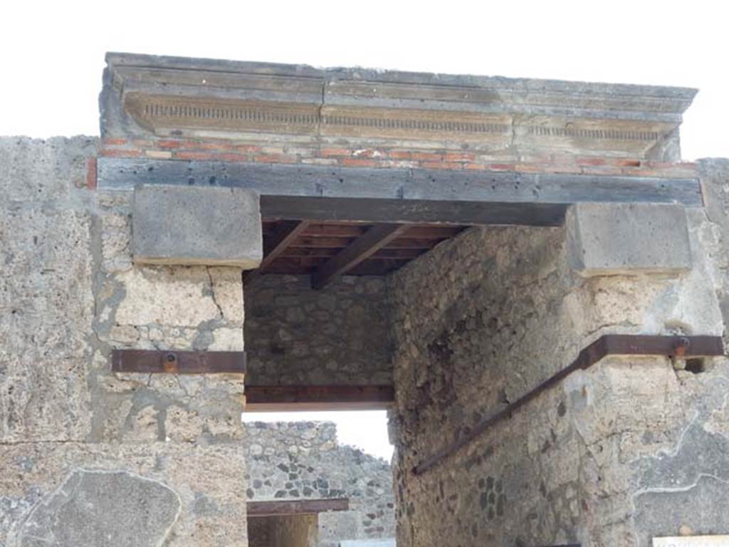 V.1.26 Pompeii. May 2015. Detail from upper entrance doorway. Photo courtesy of Buzz Ferebee.

