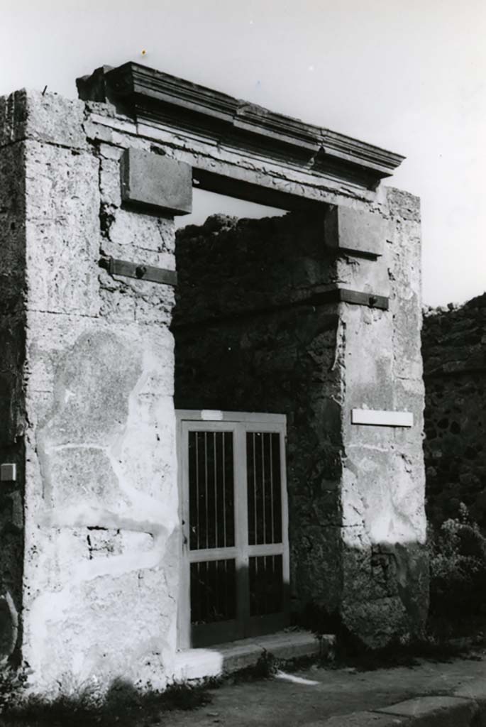 V.1.26 Pompeii. 1968. Domus L. Caecili Iucundi, entrance. Photo courtesy of Anne Laidlaw.
American Academy in Rome, Photographic Archive. Laidlaw collection _P_68_6_9.
