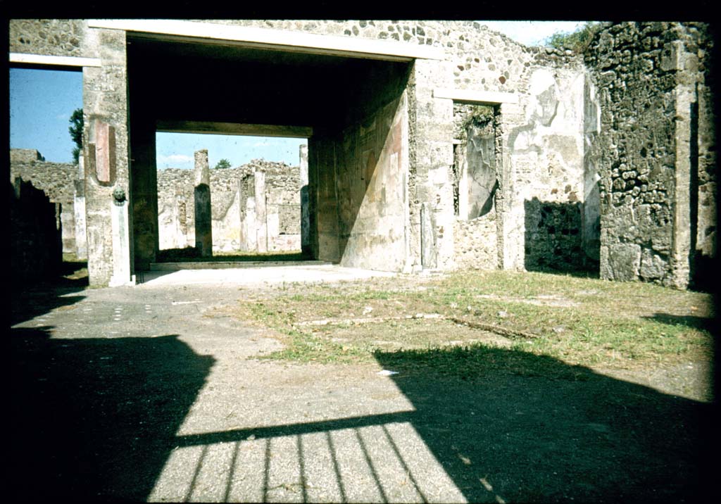 V.1.26 Pompeii. Room “b”, atrium looking east.
Photographed 1970-79 by Günther Einhorn, picture courtesy of his son Ralf Einhorn.

