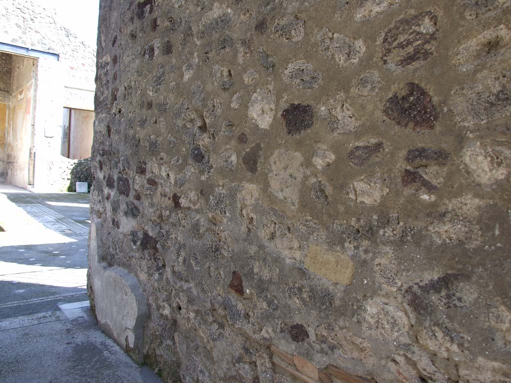 V.1.26 Pompeii. March 2009. South wall of fauces or entrance corridor “a”.

