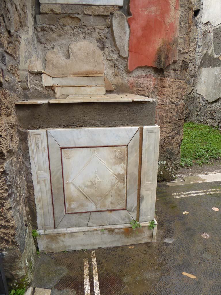 V.1.26 Pompeii. January 2017. Room “b”, marble lararium in north-west corner of atrium. 
Foto Annette Haug, ERC Grant 681269 DÉCOR.

