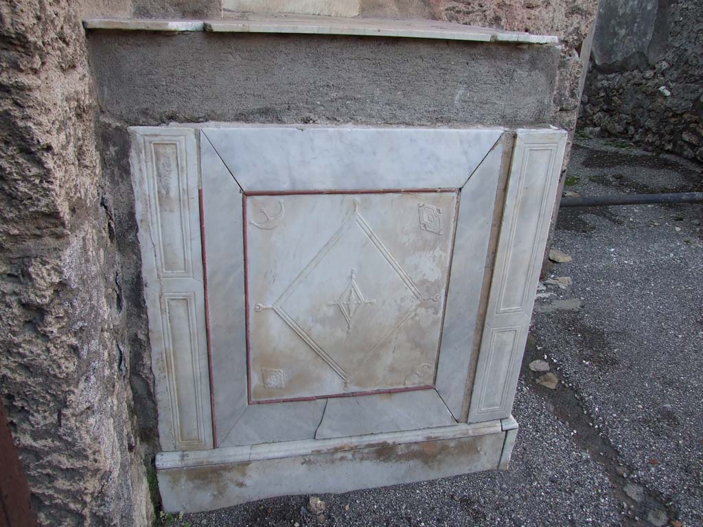 V.1.26 Pompeii. December 2006. Base of altar.