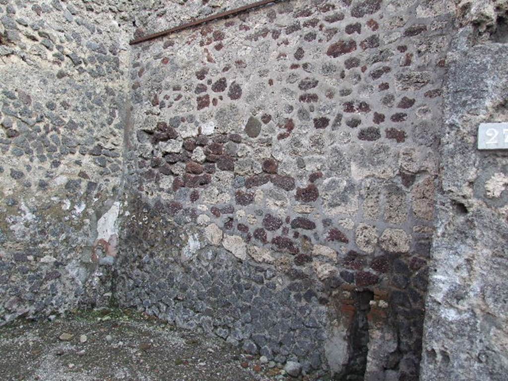 V.1.27 Pompeii. December 2006. South wall of shop.