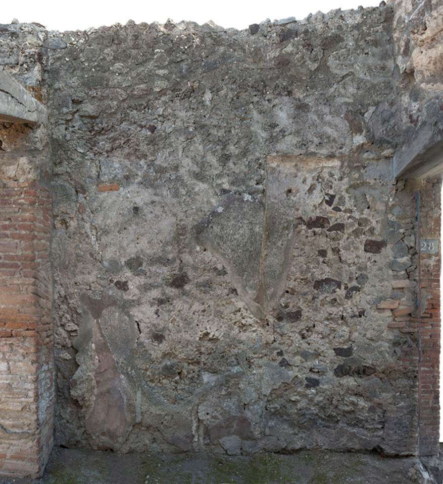 V.1.28 Pompeii. c.2008-10. Photo by Hans Thorwid.
Looking towards south side of entrance fauces/corridor “a”, with niche.
Photo courtesy of The Swedish Pompeii Project.
