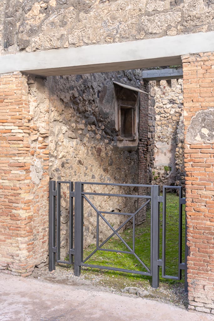 V.1.28 Pompeii. January 2024. 
Looking towards north side of entrance fauces/corridor, with niche. Photo courtesy of Johannes Eber.
