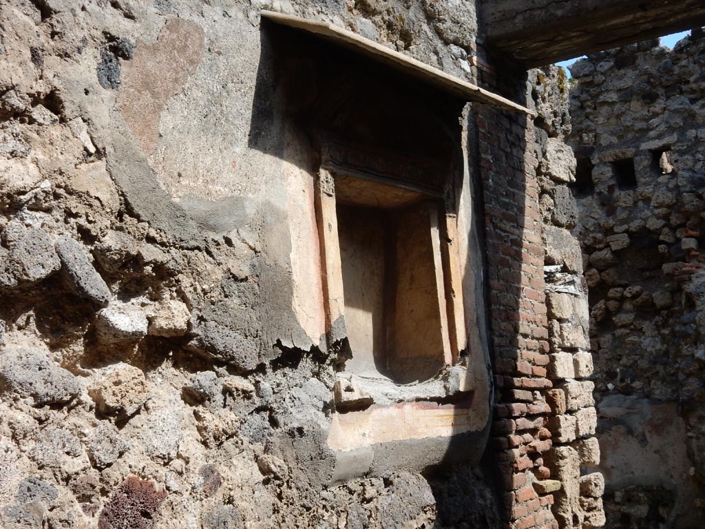 V.1.28 Pompeii. May 2015. North wall of fauces and niche. Photo courtesy of Buzz Ferebee.