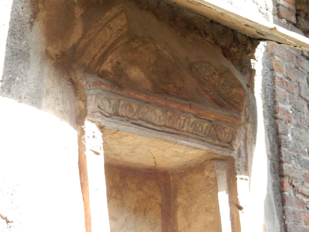 V.1.28 Pompeii. May 2015. Stucco on upper part of niche. Photo courtesy of Buzz Ferebee.