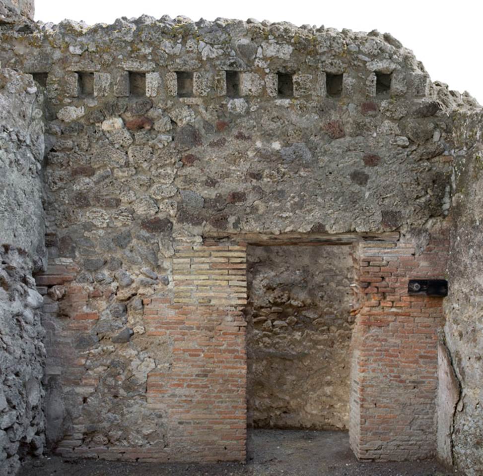 V.1.28 Pompeii. c.2008-10.  Room “c”.
East wall in room “c”, with doorway from corridor “h”. Photo by Hans Thorwid.
Photo courtesy of The Swedish Pompeii Project.
