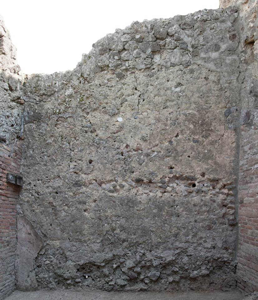 V.1.28 Pompeii. c.2008-10.  
South wall in room “c”, a room with doorway from corridor “h”. Photo by Hans Thorwid.
Photo courtesy of The Swedish Pompeii Project.
