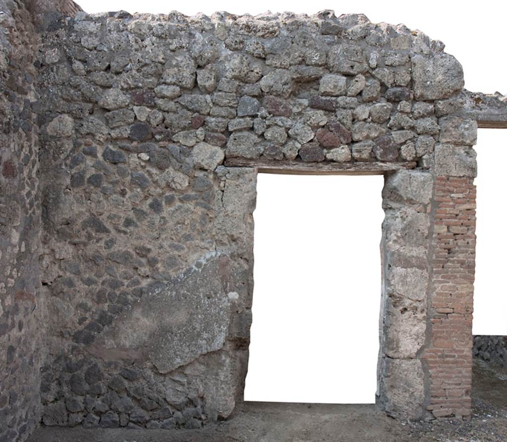 V.1.28 Pompeii. c.2008-10.  
West wall of atrium/room “b”, in south-west corner, with doorway to room “e”. Photo by Hans Thorwid.
Photo courtesy of The Swedish Pompeii Project.
