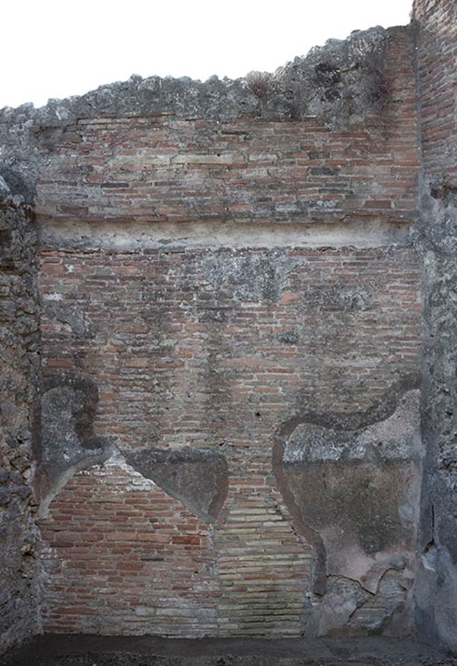 V.1.28 Pompeii. c.2008-10.  
South wall of room “e”, a room on west side of room “b”. Photo by Hans Thorwid.
Photo courtesy of The Swedish Pompeii Project.
