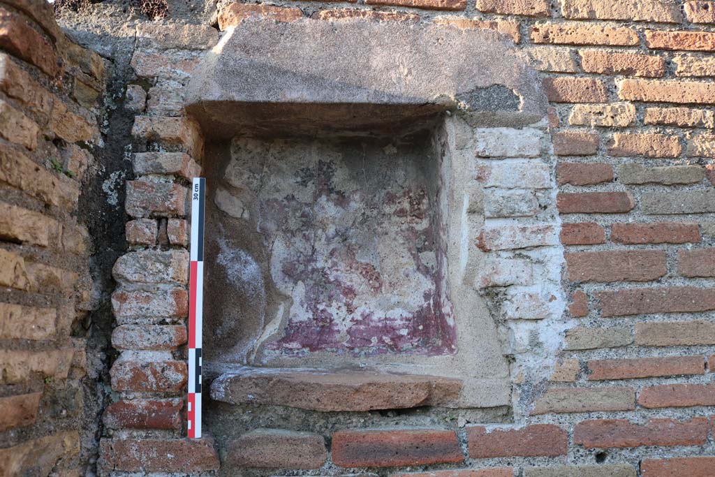 V.1.30 Pompeii. December 2018. Detail of niche from west end of north wall. Photo courtesy of Aude Durand.