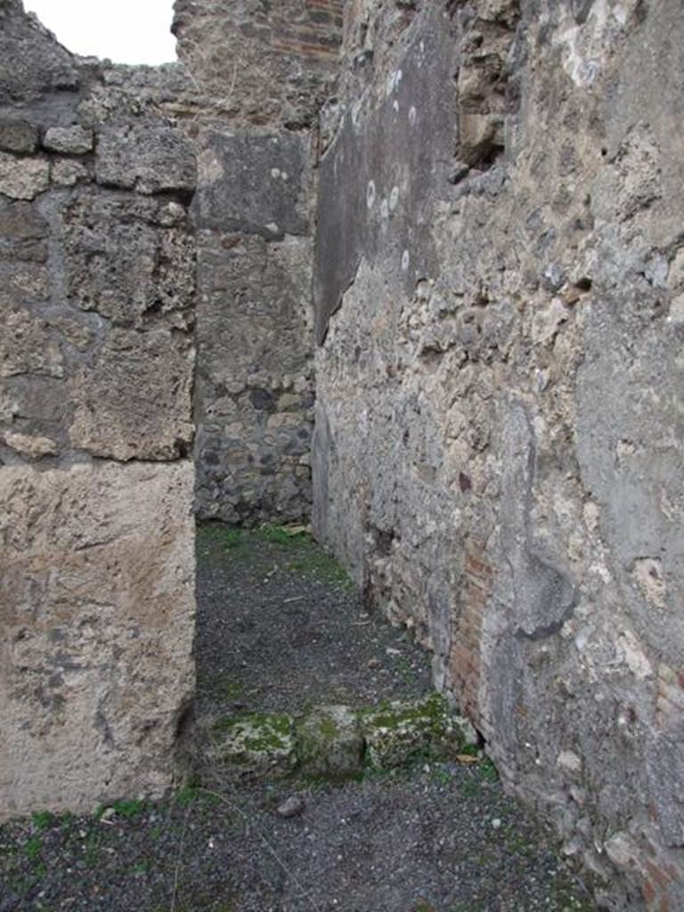 V.1.30 Pompeii.  December 2007.  Doorway to rear room.