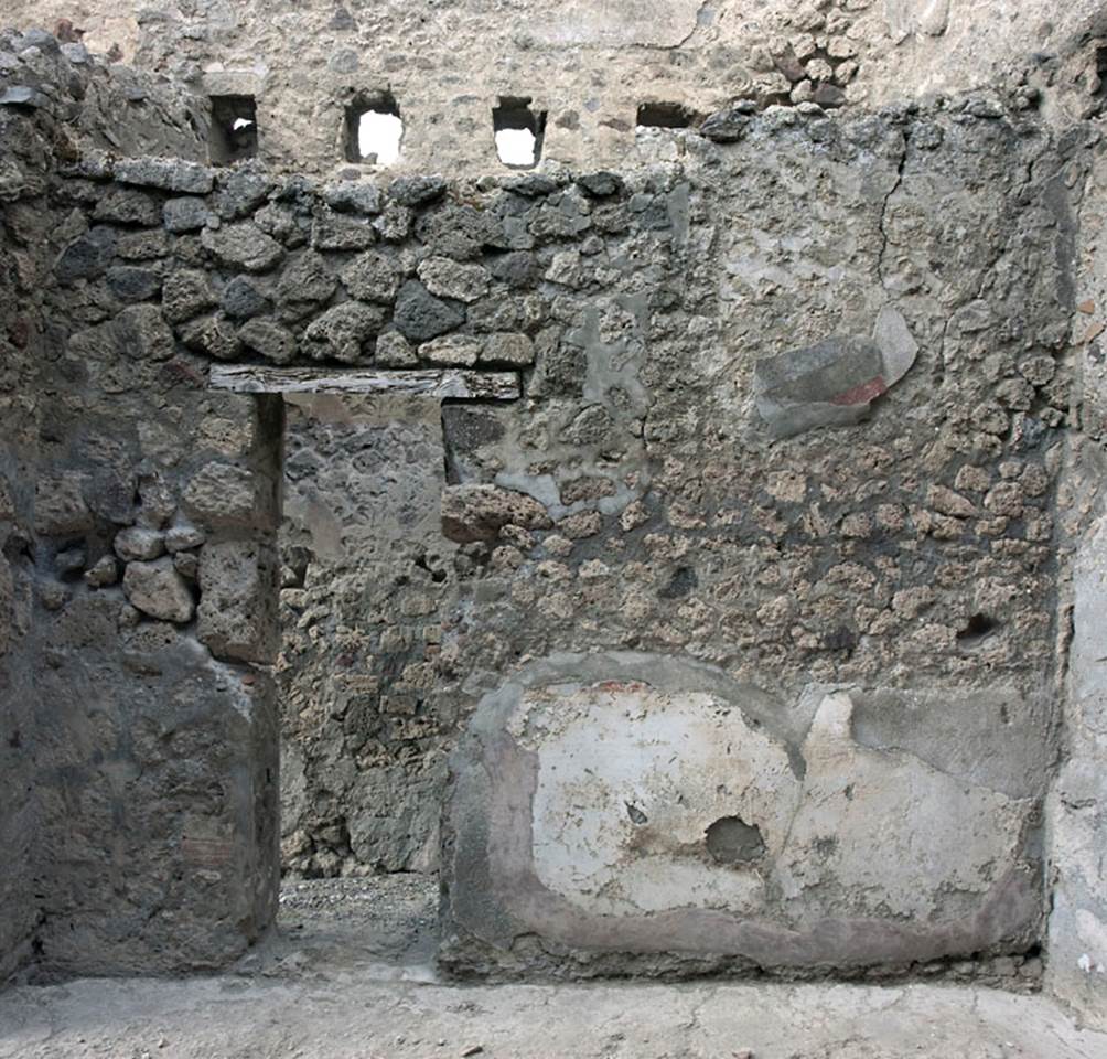 V.1.31 Pompeii. c.2009.  
North wall of rear room 2, with doorway to corridor 3. Photo by Hans Thorwid.
Photo courtesy of The Swedish Pompeii Project.
