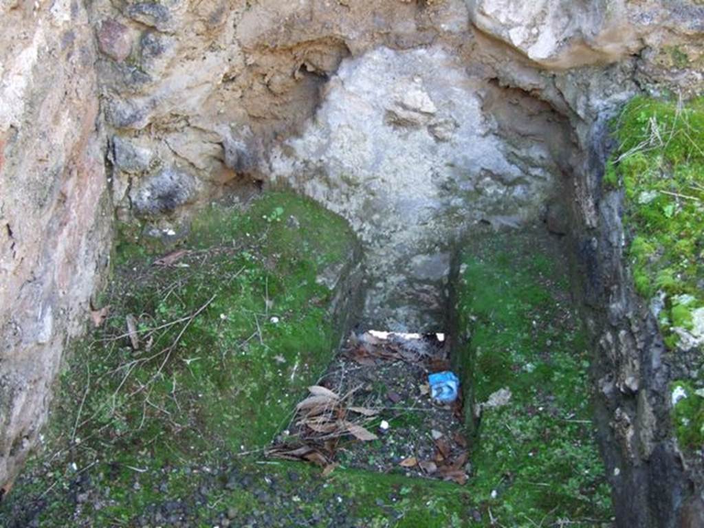 V.2.1 Pompeii.  March 2009. Room 11, Latrine.