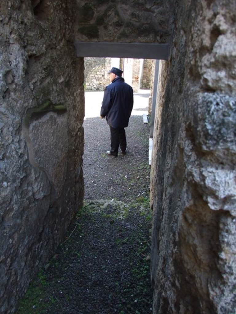 V.2.1 Pompeii.  March 2009.  Corridor leading south from Kitchen area, towards Tablinum.