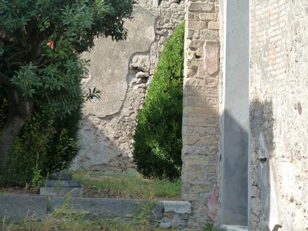 V.2.1 Pompeii. September 2015. Looking north to east side of garden area, and doorway to room 15, on right.