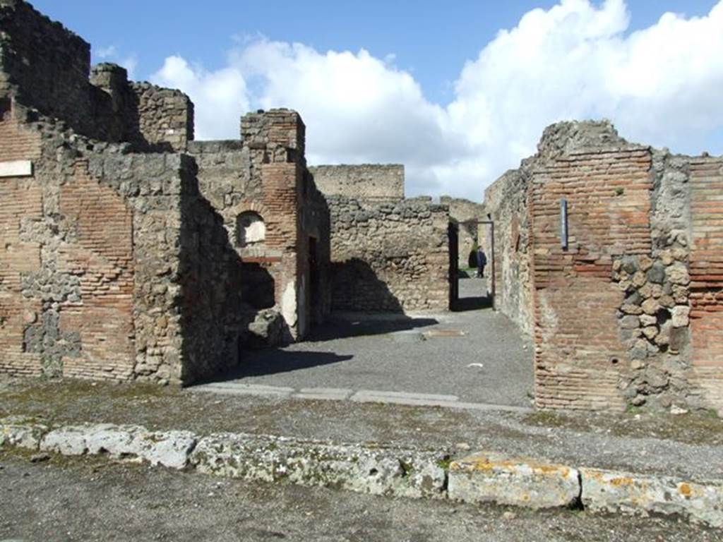 V.2.1 Pompeii. March 2009. Entrance through a shop-room on Via di Nola.