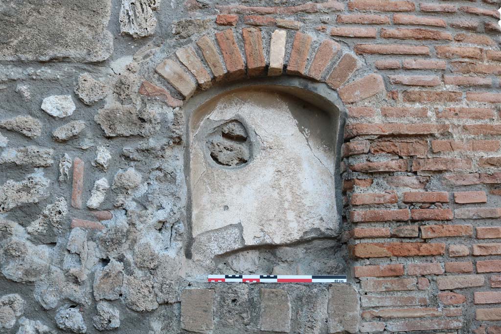 V.2.1 Pompeii. December 2018. Detail of niche on north wall in room “b”. Photo courtesy of Aude Durand.