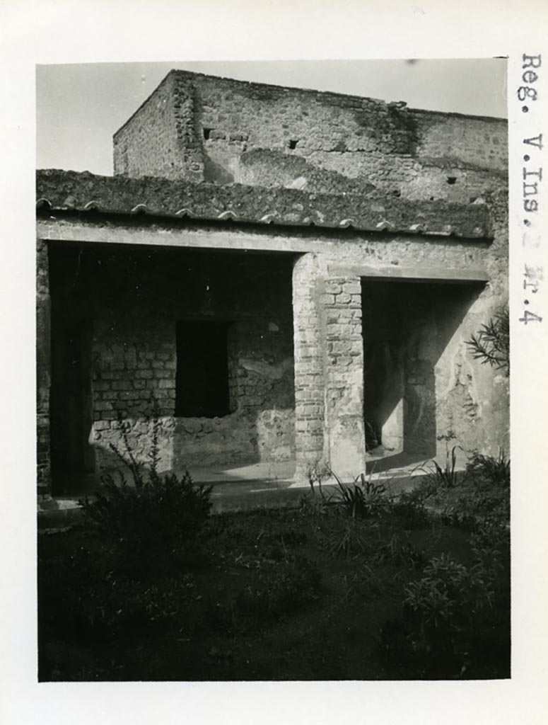 V.2.4 Pompeii. Pre-1937-39. Looking towards north side of peristyle 13 at east end.
Photo courtesy of American Academy in Rome, Photographic Archive. Warsher collection no. 011.
