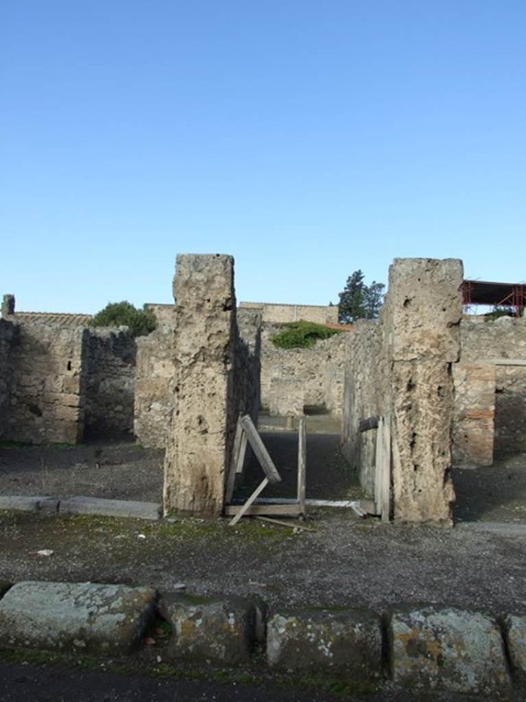 V.2.7 Pompeii. December 2007. Entrance on Via di Nola.