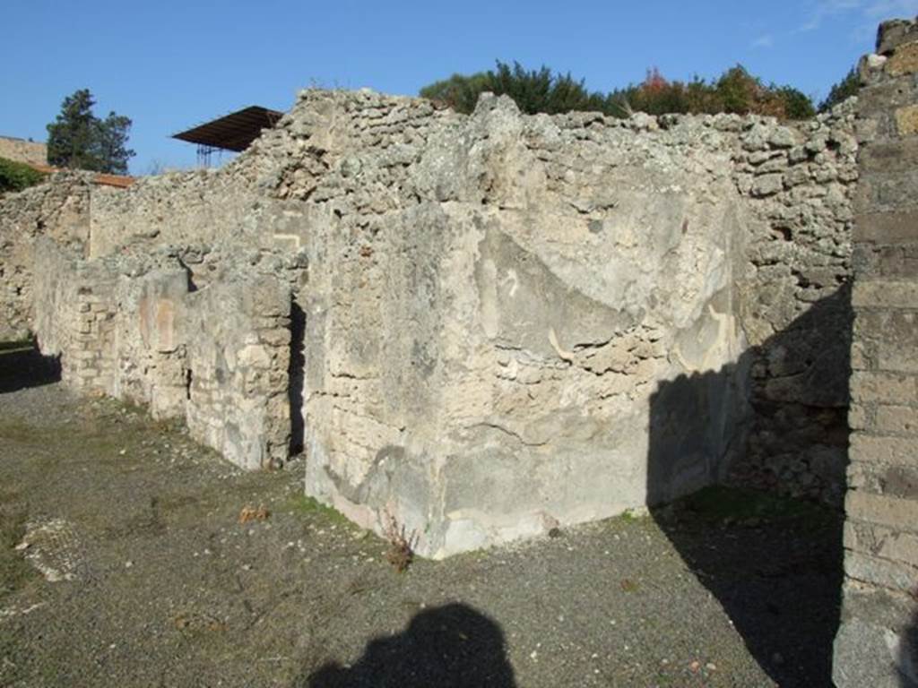 V.2.7 Pompeii. December 2007. East side of atrium, looking north-east across doorways to rooms 9 (open), 8 and 7.