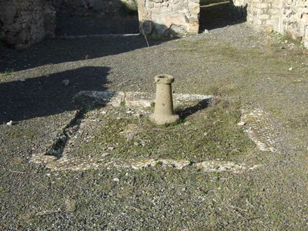 V.2.7 Pompeii. December 2007. Room 1, impluvium in atrium.
According to PPM quoting Mau, the atrium would have been decorated in III style with a black zoccolo/dado at 1.50m high divided by means of white lines. The impluvium was covered with cocciopesto with rows of white tesserae.
(BdI, 1894, p.40).
