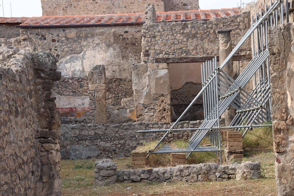 V.2.10 Pompeii. October 2022. Looking north towards peristyle from tablinum. Photo courtesy of Klaus Heese.