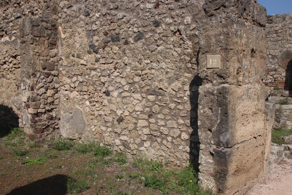 V.2.12 Pompeii. October 2023. East wall of shop-room. Photo courtesy of Klaus Heese.