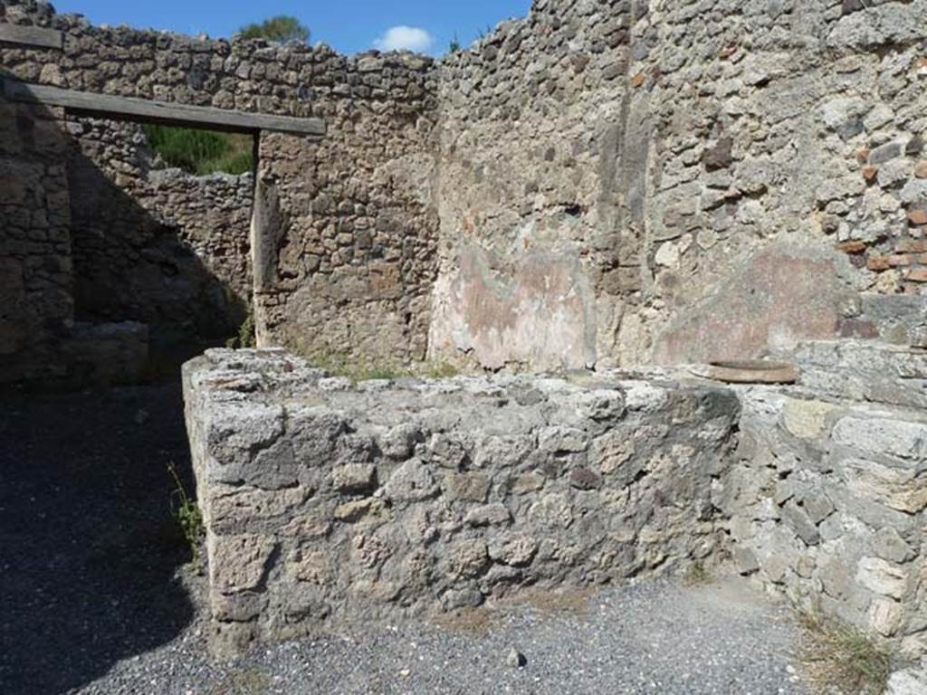 V.2.13 Pompeii. September 2015. Podium or bar-counter.