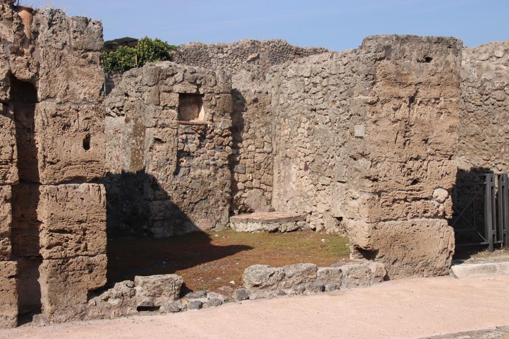 V.2.14 Pompeii. October 2022. Looking towards entrance doorway. Photo courtesy of Klaus Heese.