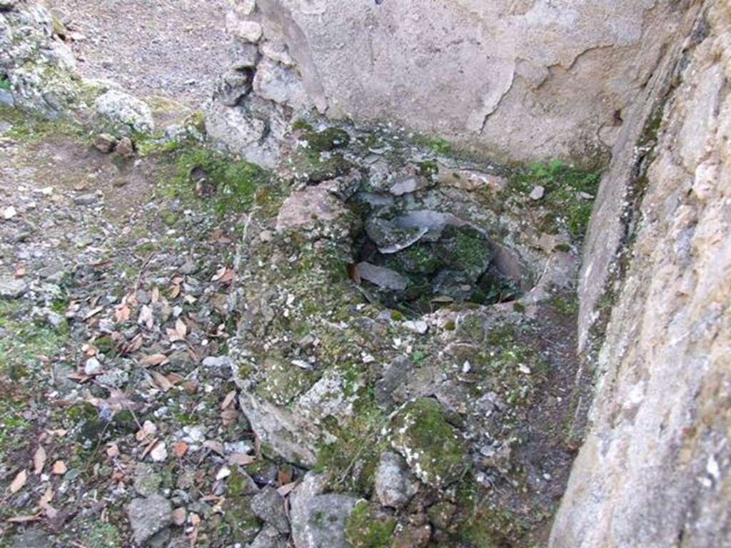 V.2.15 Pompeii. December 2007.  Circular stone feature on south side of peristyle between rooms 4 and 5.