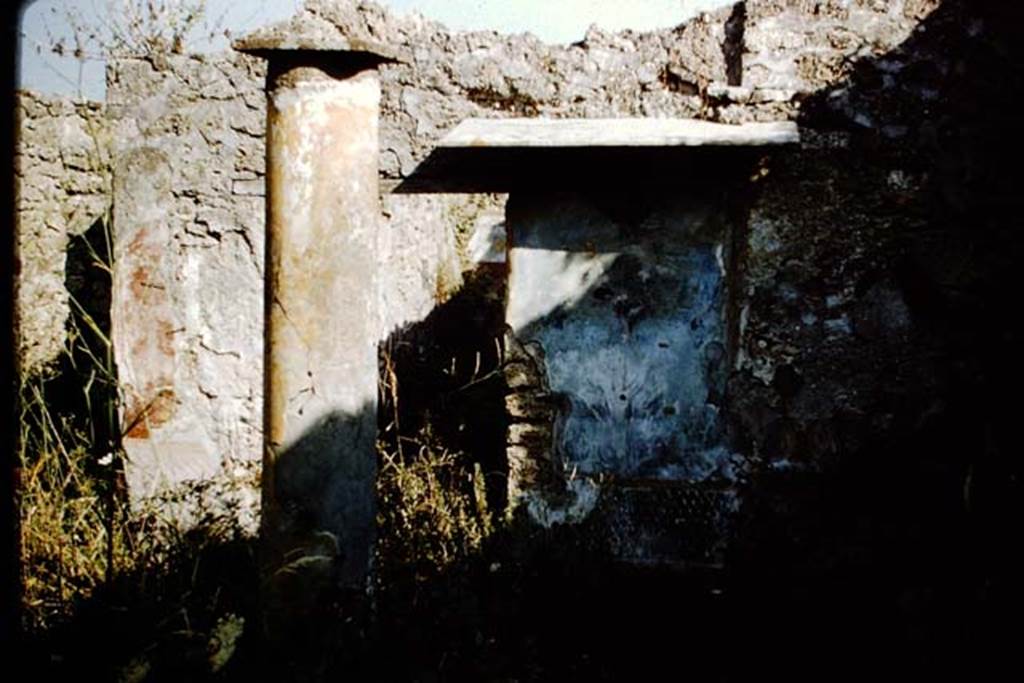 V.2.15 Pompeii. 1959. Looking south across peristyle to wall at the side of doorway to room 5, with the garden painting. Photo by Stanley A. Jashemski.
Source: The Wilhelmina and Stanley A. Jashemski archive in the University of Maryland Library, Special Collections (See collection page) and made available under the Creative Commons Attribution-Non Commercial License v.4. See Licence and use details.
J59f0448
