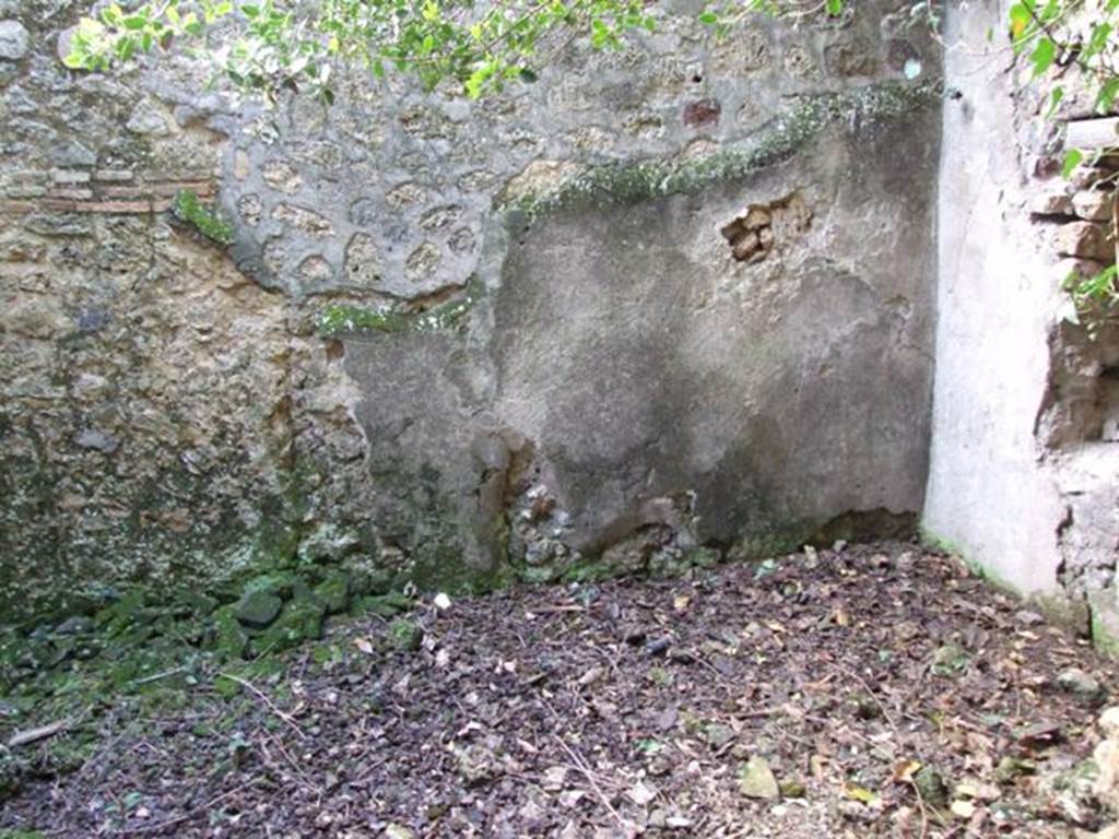 V.2.15 Pompeii. December 2007. Room 11b, room on west side of corridor, a cubiculum with traces of white plaster.
Looking west through doorway from corridor 11a.  On the right, in the north wall, is a window overlooking the peristyle garden.
