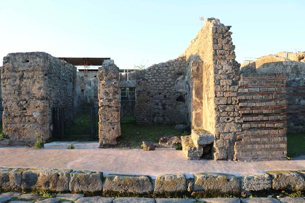 V.2.15, Pompeii, on left. December 2018. Looking north to entrance doorway, with V.2.16, on right. Photo courtesy of Aude Durand.