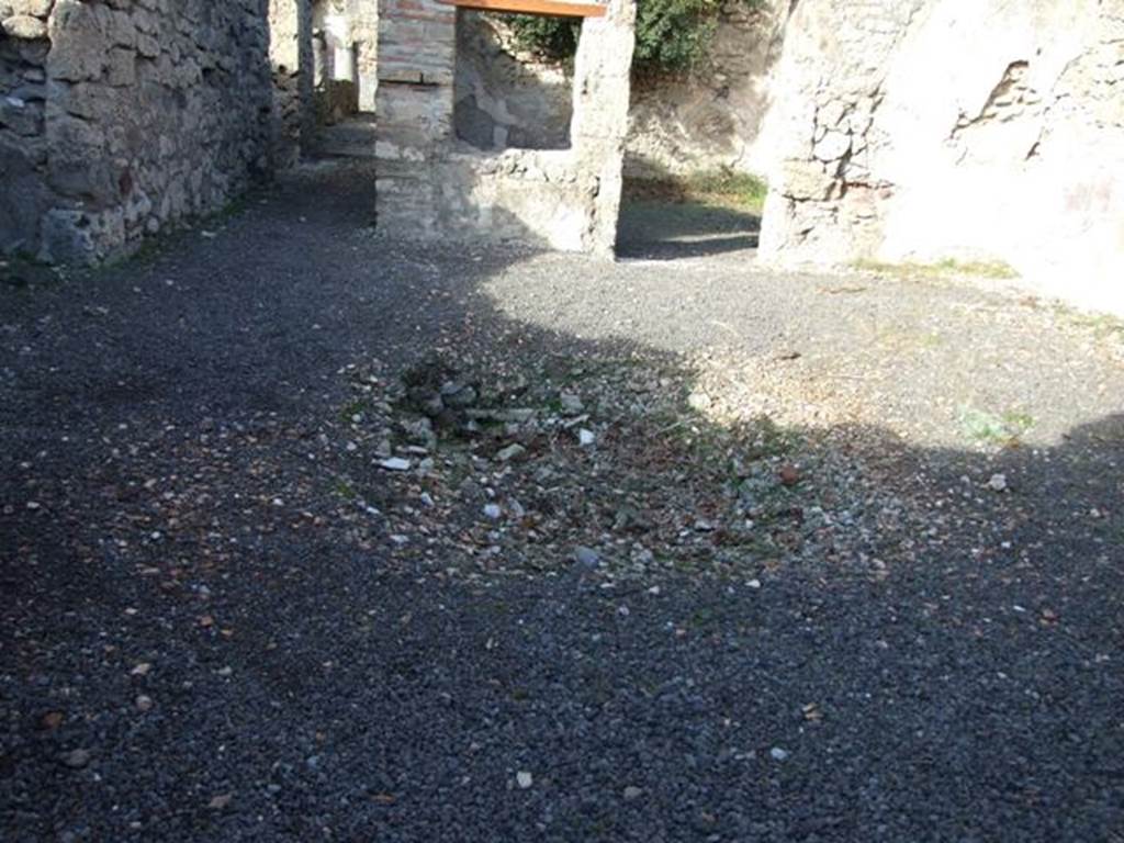 V.2.15 Pompeii.  December 2007.  Atrium and impluvium.  