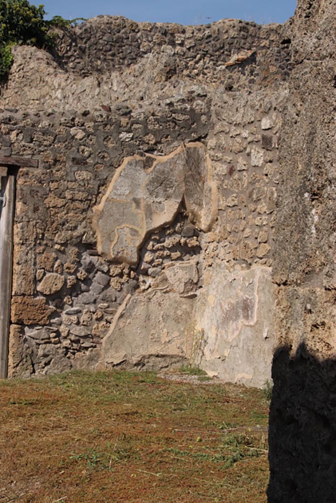 V.2.15 Pompeii. October 2022. North-east corner of atrium. Photo courtesy of Klaus Heese.