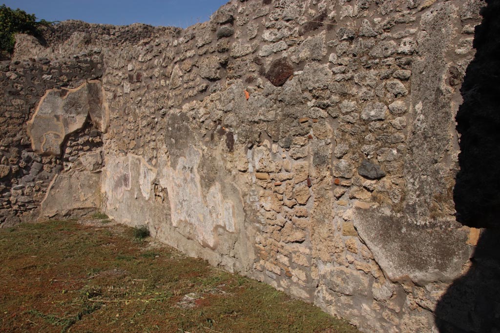 V.2.15 Pompeii. October 2022. Looking north along east wall of atrium. Photo courtesy of Klaus Heese.