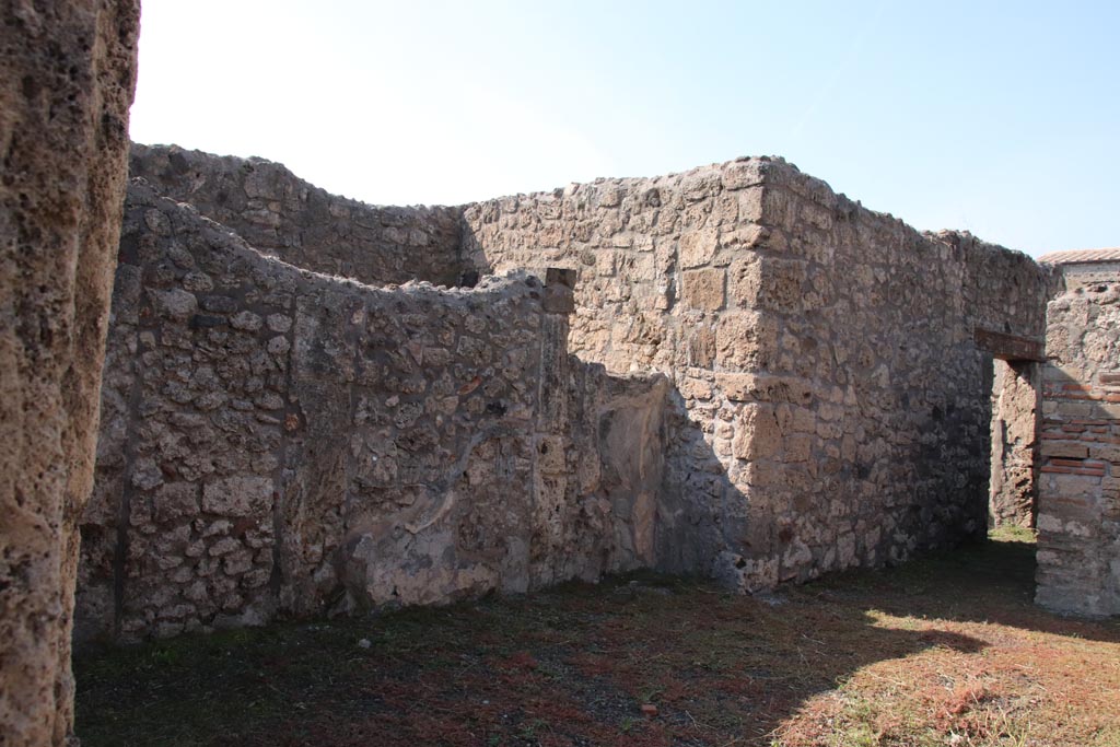 V.2.15 Pompeii. October 2022. Looking north along west wall of atrium. Photo courtesy of Klaus Heese.