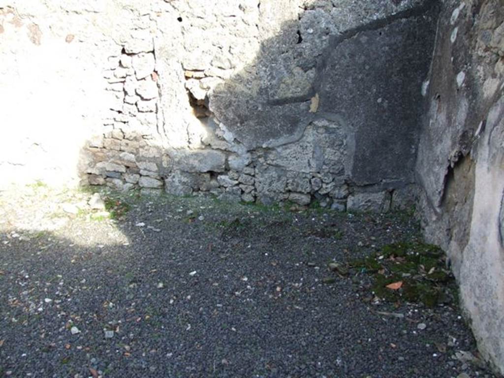 V.2.15 Pompeii. December 2007. South-east corner of atrium, with remains of stone feature.