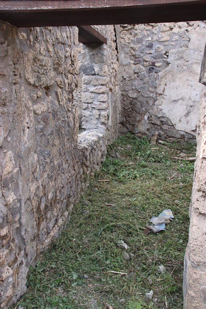 V.2.20 Pompeii. October 2022. 
Looking through doorway into triclinium, with window in west wall overlooking garden. Photo courtesy of Klaus Heese.
