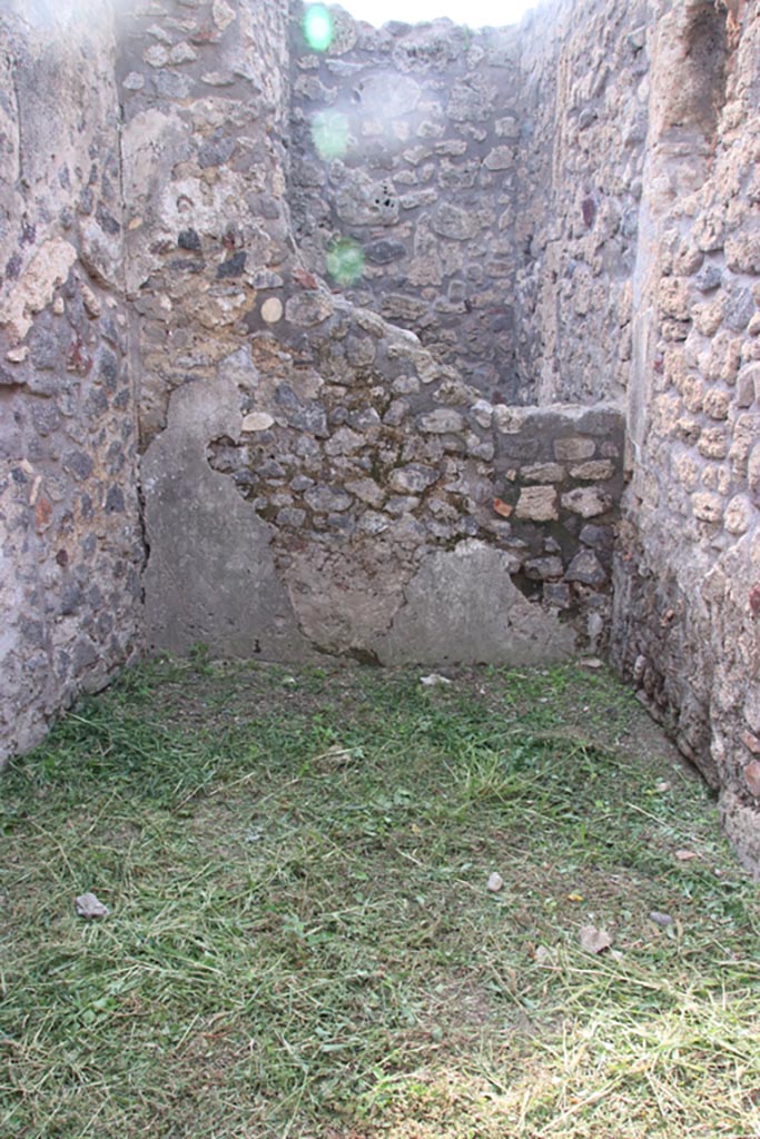 V.2.20 Pompeii. October 2022. 
Looking towards west wall of small room. Photo courtesy of Klaus Heese.
(This photo is also shown in V.2.19)
