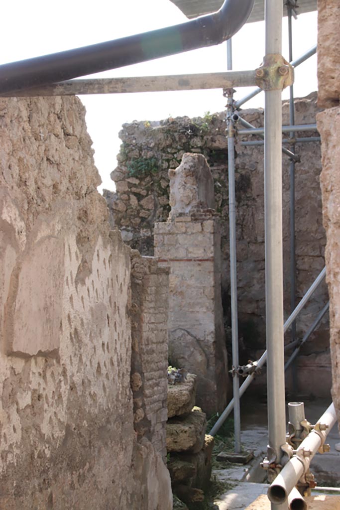 V.2.21 Pompeii. October 2022. Looking south-west from entrance corridor. Photo courtesy of Klaus Heese.