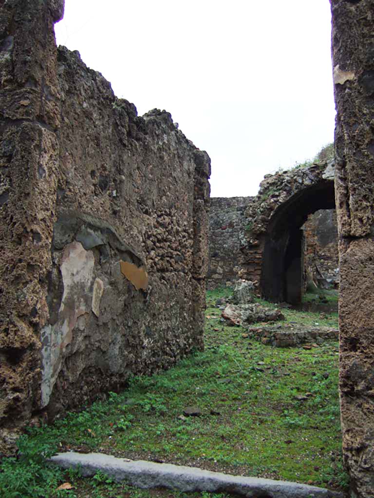 V.2.d Pompeii. December 2005. Entrance “a”, looking north-east.