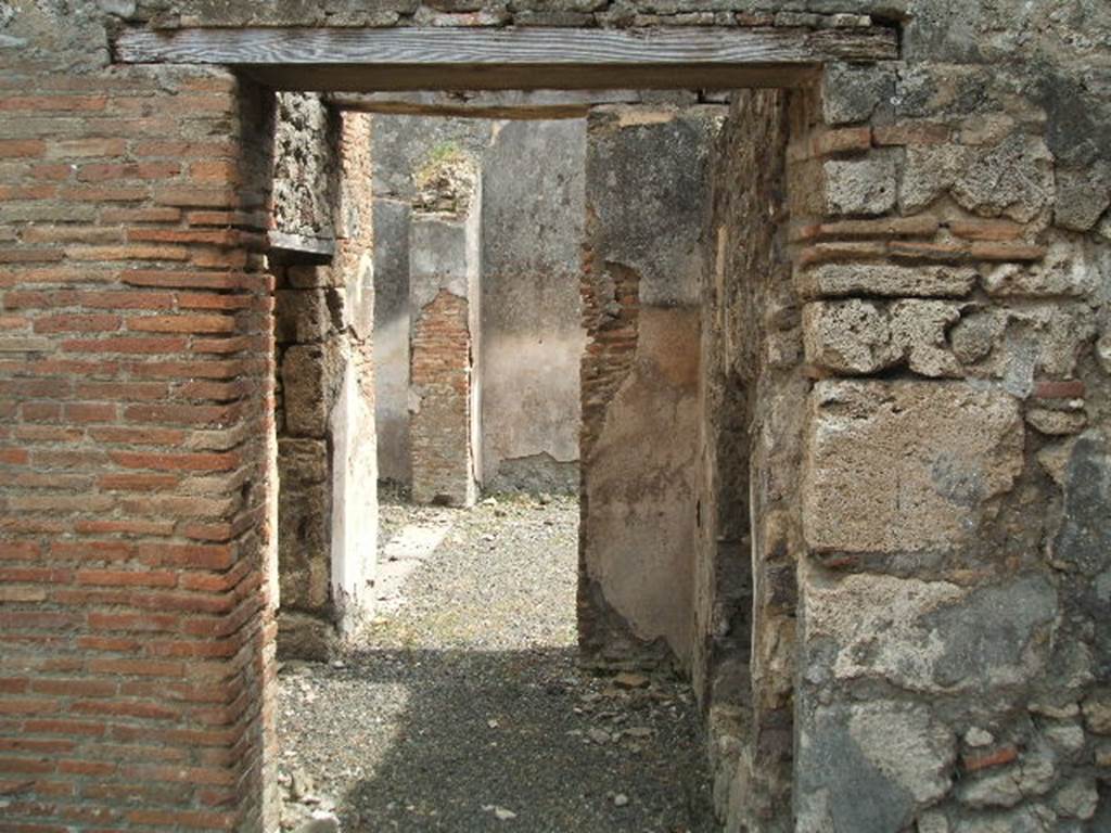 V.2.e Pompeii. May 2005. Looking south from garden, through corridor to atrium.