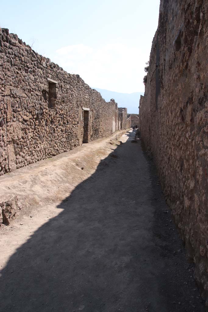 V.2.f, Pompeii, on left. September 2021. 
Vicolo di Cecilio Giocondo looking south from junction with Vicolo delle Nozze dArgento.
Photo courtesy of Klaus Heese.
