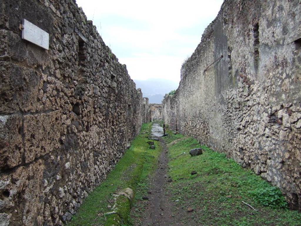 V.2.f Pompeii. December 2005. Vicolo di Cecilio Giocondo looking south from junction with Vicolo delle Nozze dArgento.